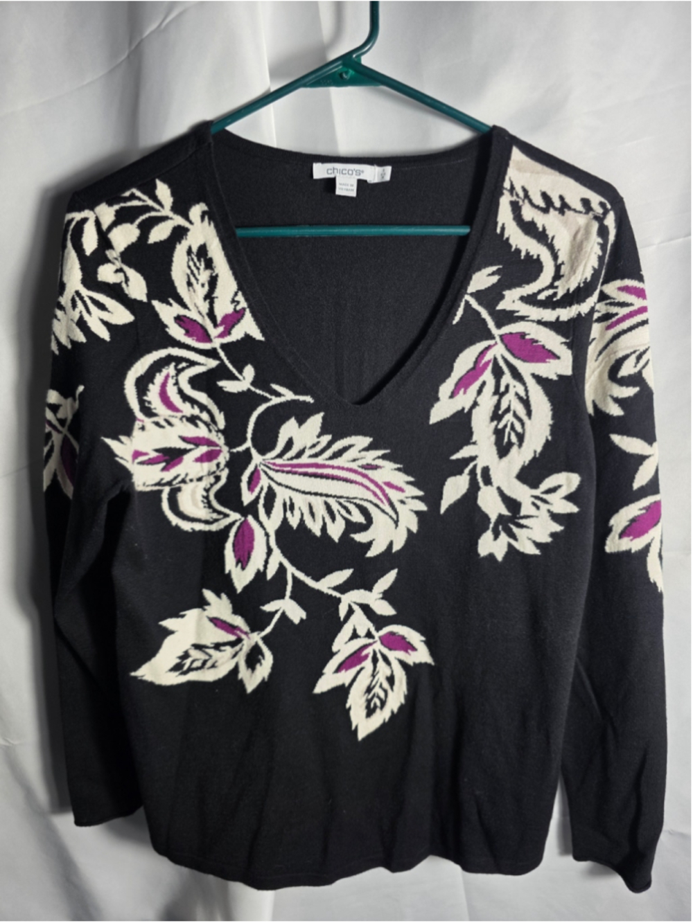 Women's Chico's Floral V-Neck Sweater Black White Size M trendy fall casual